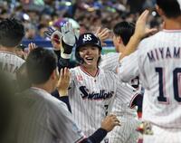 ６回、３ランを放ちナインに迎えられる長岡