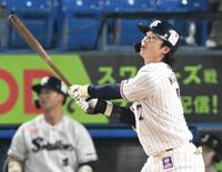 ６回、長岡が右越え３ランを放つ