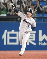 ６回、右越え３ランを放ちポーズする長岡
