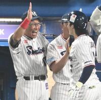 ６回、３ランを放った長岡を迎える池山監督