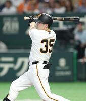 １回、先制の左犠飛を放つ泉口（撮影・金田祐二）