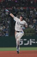 １０回、サヨナラホームランを放ち手を高く上げるネビン（撮影・持木克友）