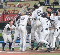 １０回、サヨナラホームランを放ちホームで手荒い祝福を受けるネビン（撮影・持木克友）