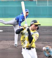１回、先発の藤浪は森下の胸元をえぐり、スタンドがどよめく（撮影・田中太一）