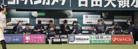 　ソフトバンクに大敗し、引き揚げるオリックスナイン