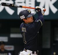 　１回、太田が右越えに先制二塁打を放つ