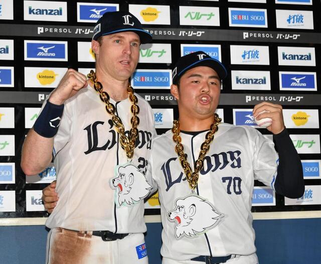 投打のヒーロー、ネビン（左）と豆田（撮影・持木克友）