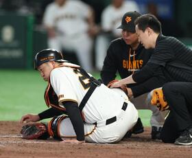 ４回、坂倉のファウルチップを足に当て交代する岸田＝２０日