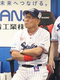 　８回、厳しい表情で戦況を見守る池山監督