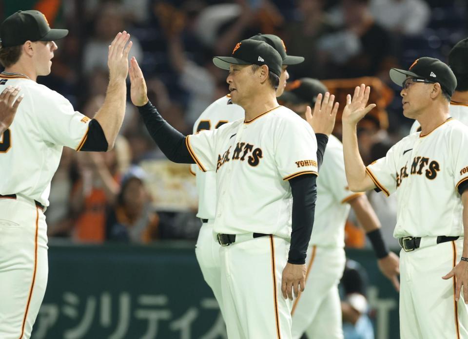 ナインを迎える巨人・橋上秀樹監督代行（撮影・金田祐二）