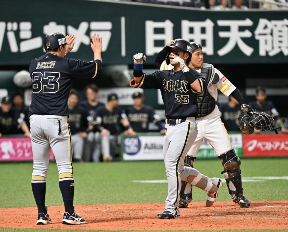 ５回、右越えへ勝ち越しソロを放ち、タッチで迎えられる杉沢（右）