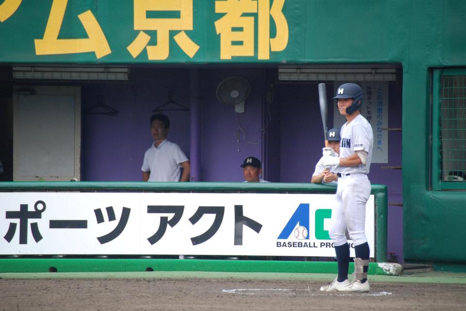 試合を見つめる龍谷大平安・川口監督（左から２人目）