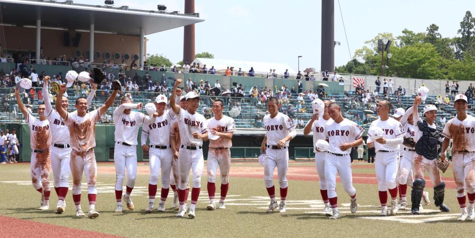 崇徳に競り勝ち、喜ぶ広陵ナイン（撮影・北村雅宏）