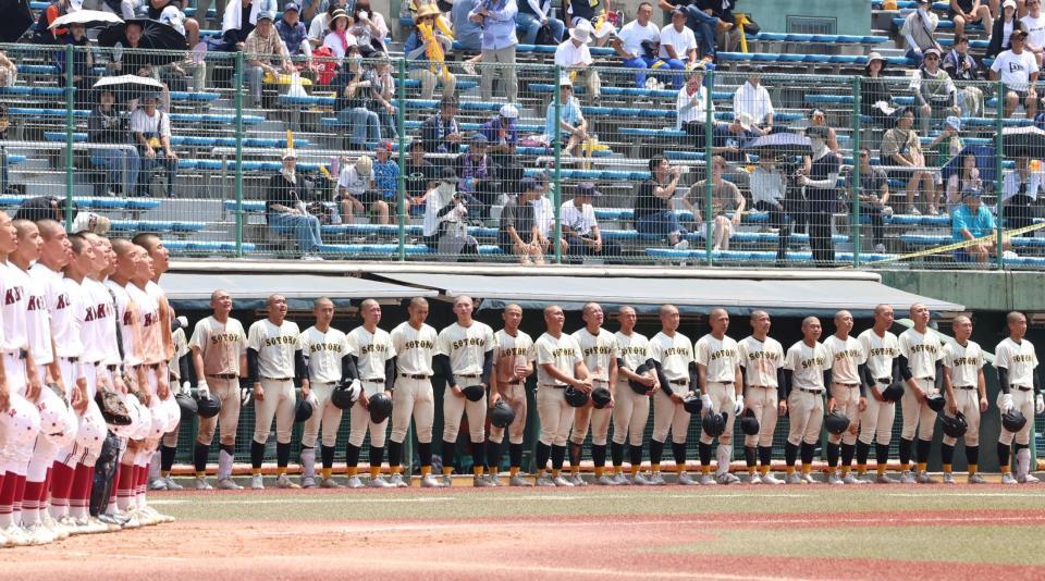 広陵に敗れ、整列する崇徳ナイン（撮影・北村雅宏）