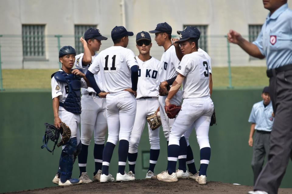 初回のピンチでマウンドに集まる呉港の内野陣