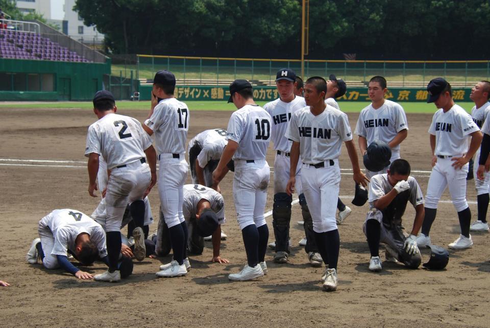 試合後に涙を流す龍谷大平安ナイン