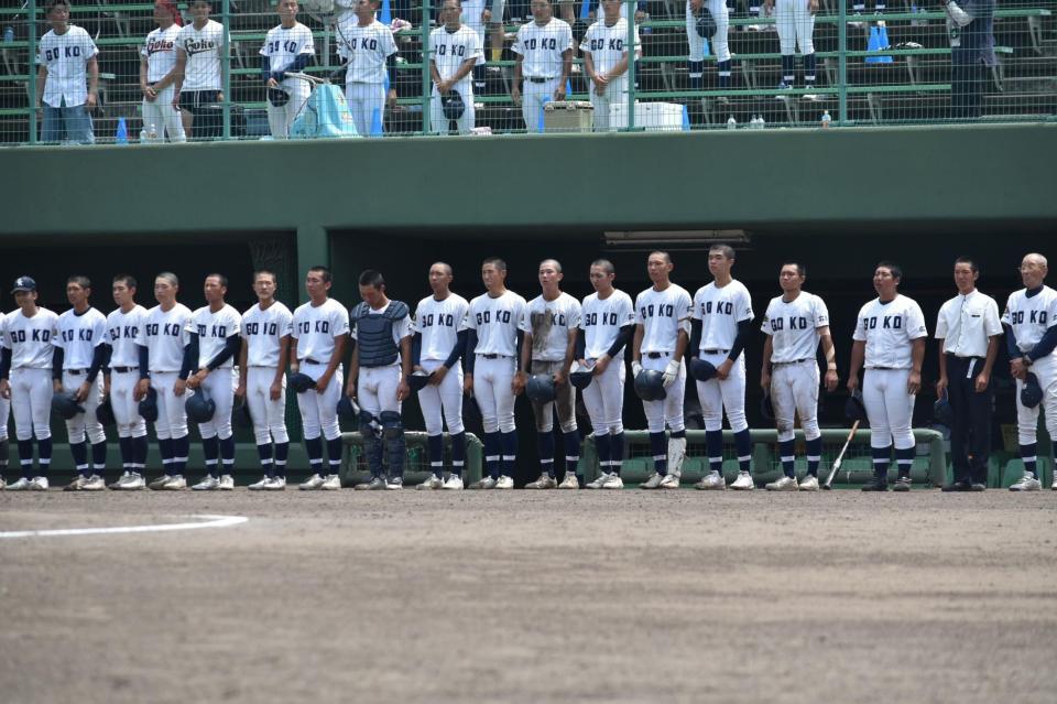 試合に敗れ、ベンチ前に整列する呉港ナイン