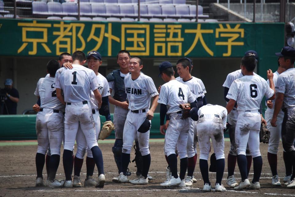 試合後にたたえ合う龍谷大平安と鳥羽の両ナイン