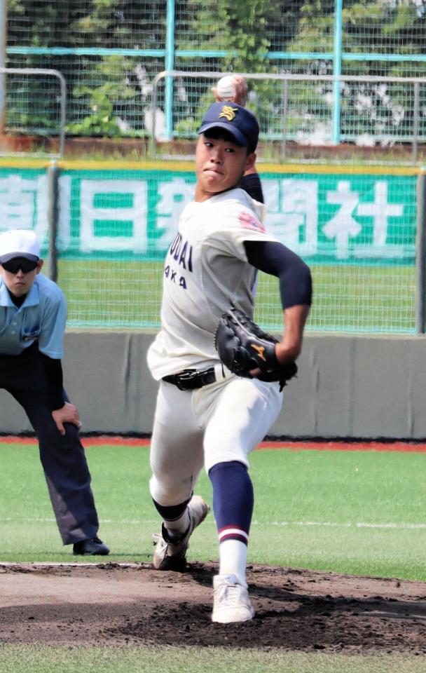完投した大商大高・浅岡慧（撮影・中野裕美子）
