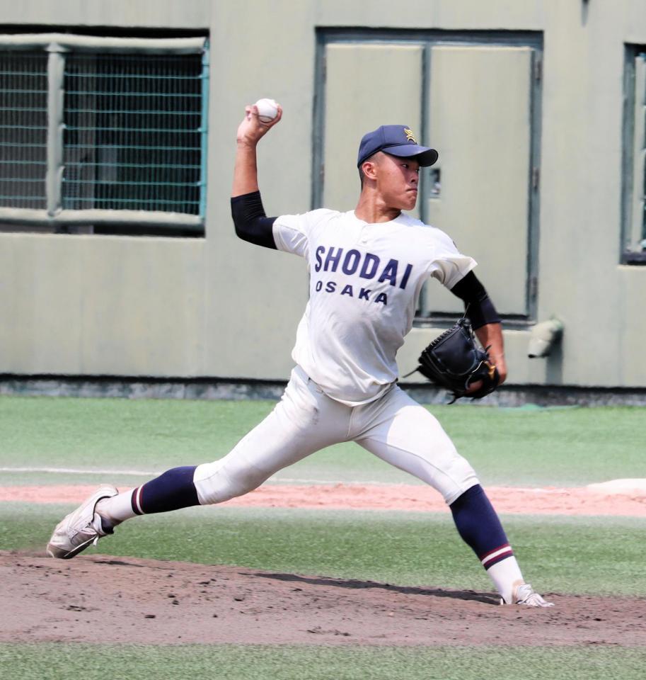完投した大商大高・浅岡慧（撮影・中野裕美子）