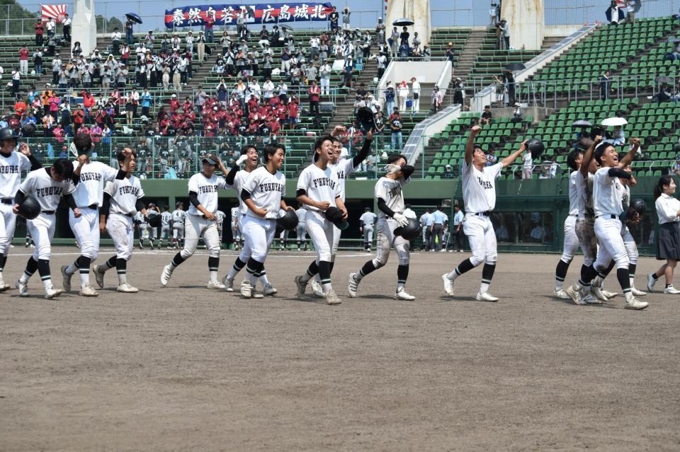 同校初のベスト４進出を決め、喜びを爆発させる福山ナイン
