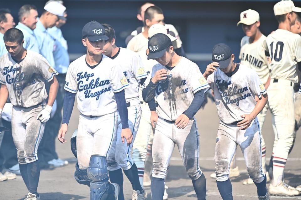 準々決勝で敗れ引き揚げる東京学館浦安ナイン（撮影・開出牧）