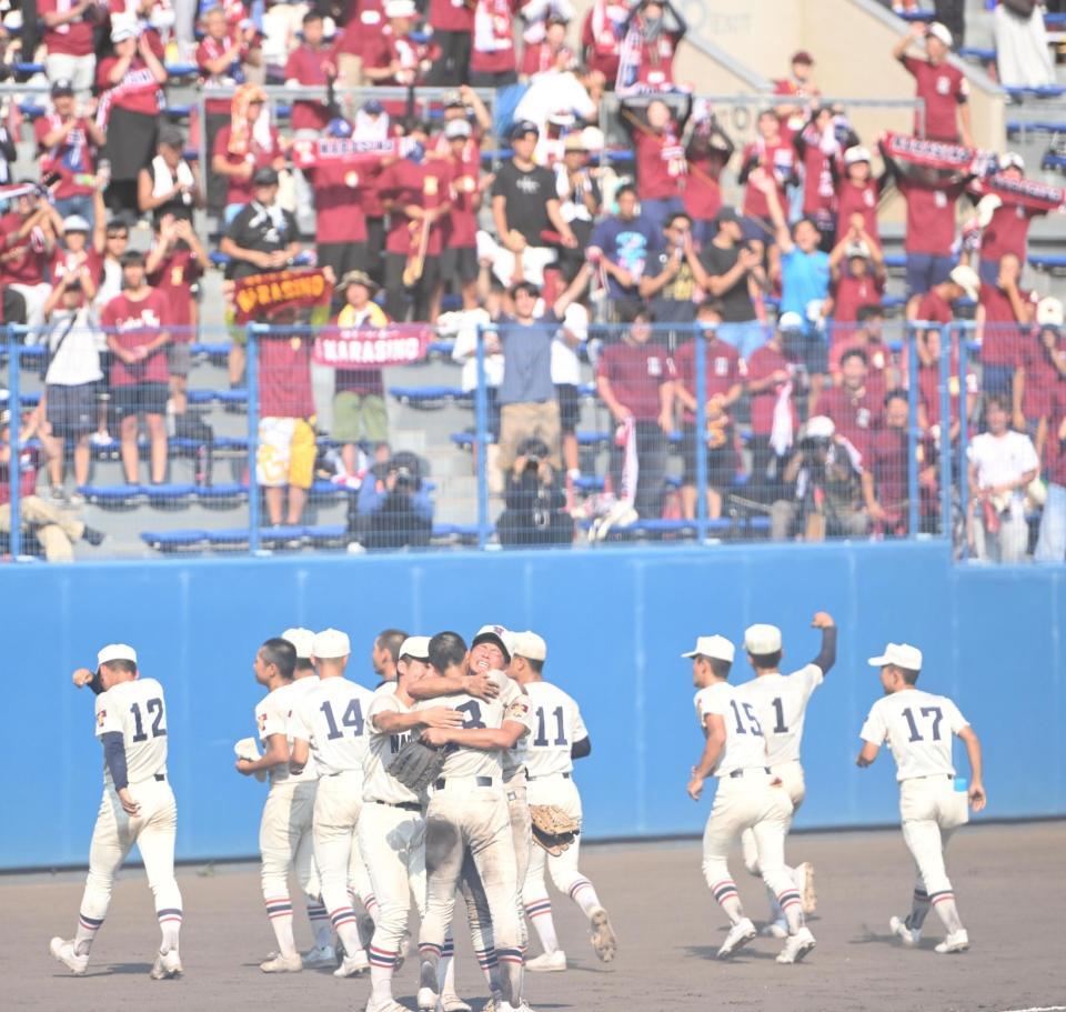 応援団の祝福を受け抱き合って喜ぶ習志野ナイン（撮影・開出牧）