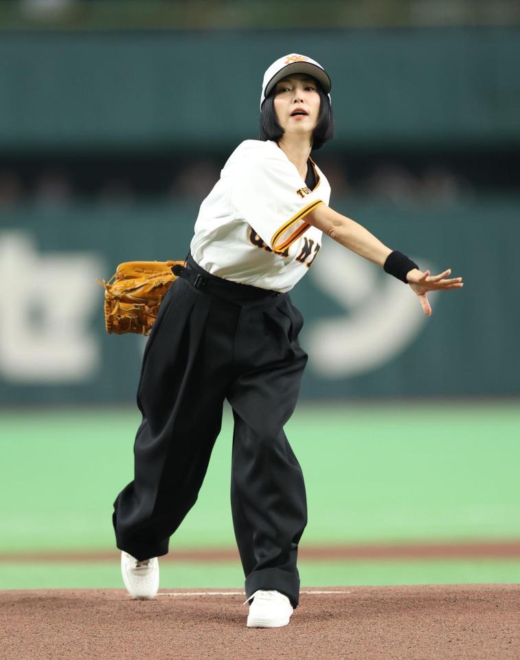 ファーストピッチセレモニーを務めるＭＥＧＵＭＩ（撮影・金田祐二）