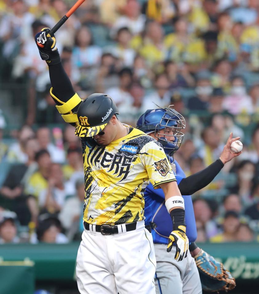 １回、空振り三振に倒れる佐藤輝（撮影・立川洋一郎）