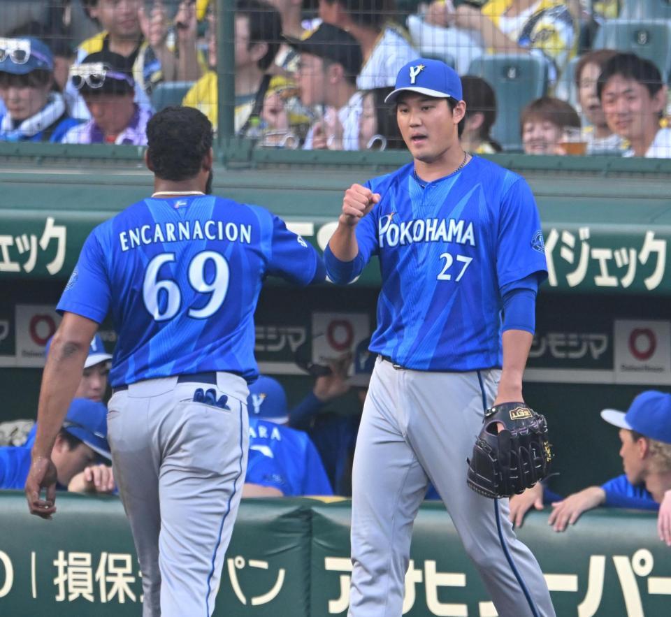 １回、先制二塁打を放ったエンカーナシオン（６９）とタッチを交わす藤浪（撮影・飯室逸平）