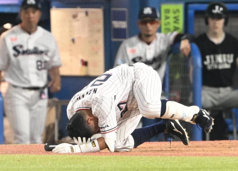 ３回、自打球を顔に当て倒れ込む中村悠