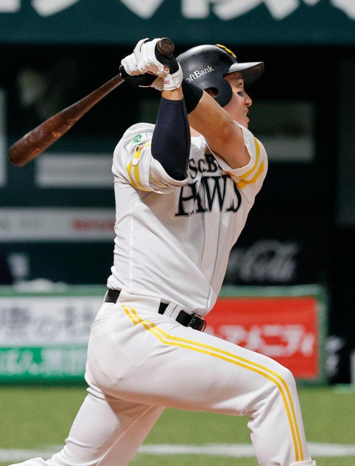 １回、栗原が左越えに適時二塁打を放つ
