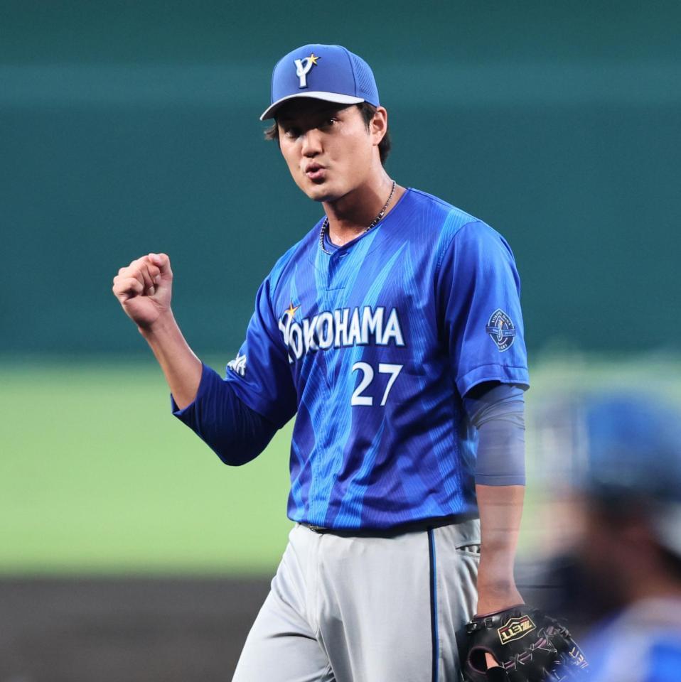 ２回、中野を三振に仕留めガッツポーズの藤浪（撮影・田中太一）
