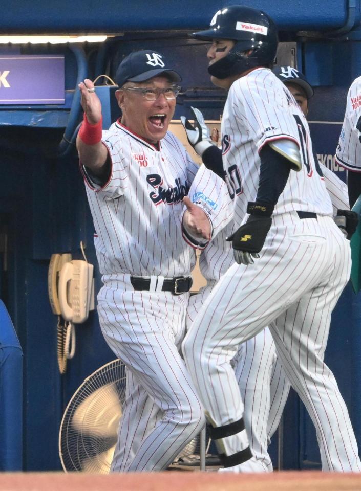 ２回、３ランを放った赤羽（右）を迎える池山監督