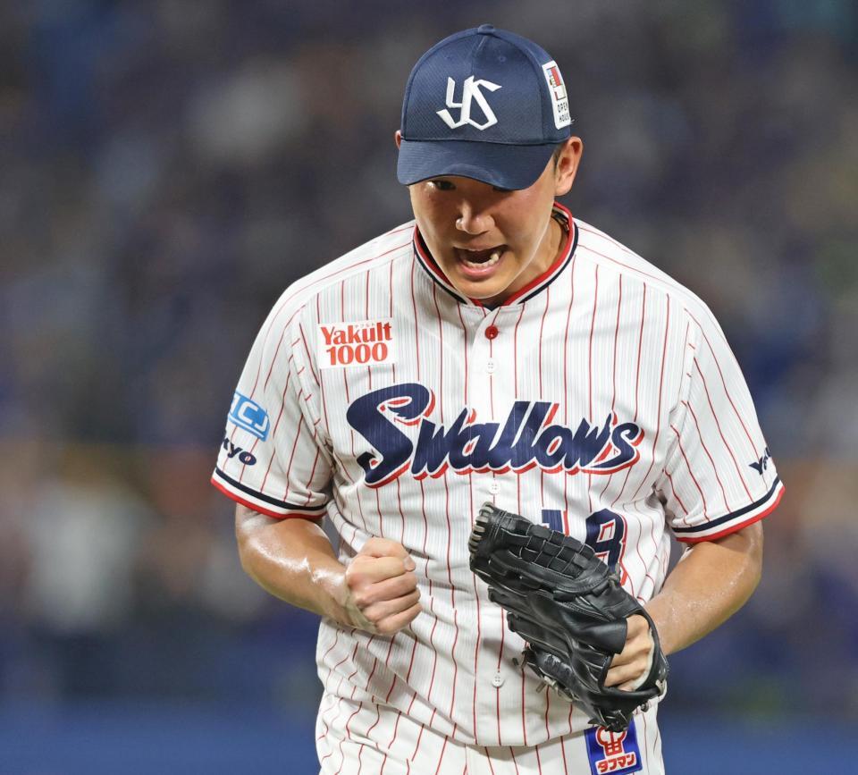 ６回、ボスラーを遊ゴロに打ち取りガッツポーズする奥川