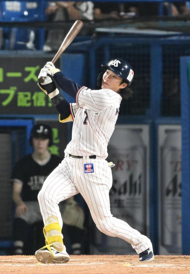 ６回、長岡が右越え３ランを放つ