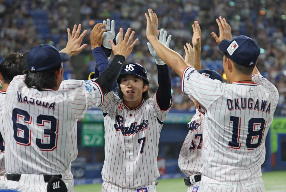６回、３ランを放ち奥川（右）らナインに迎えられる長岡