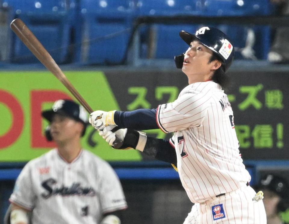 ６回、長岡が右越え３ランを放つ