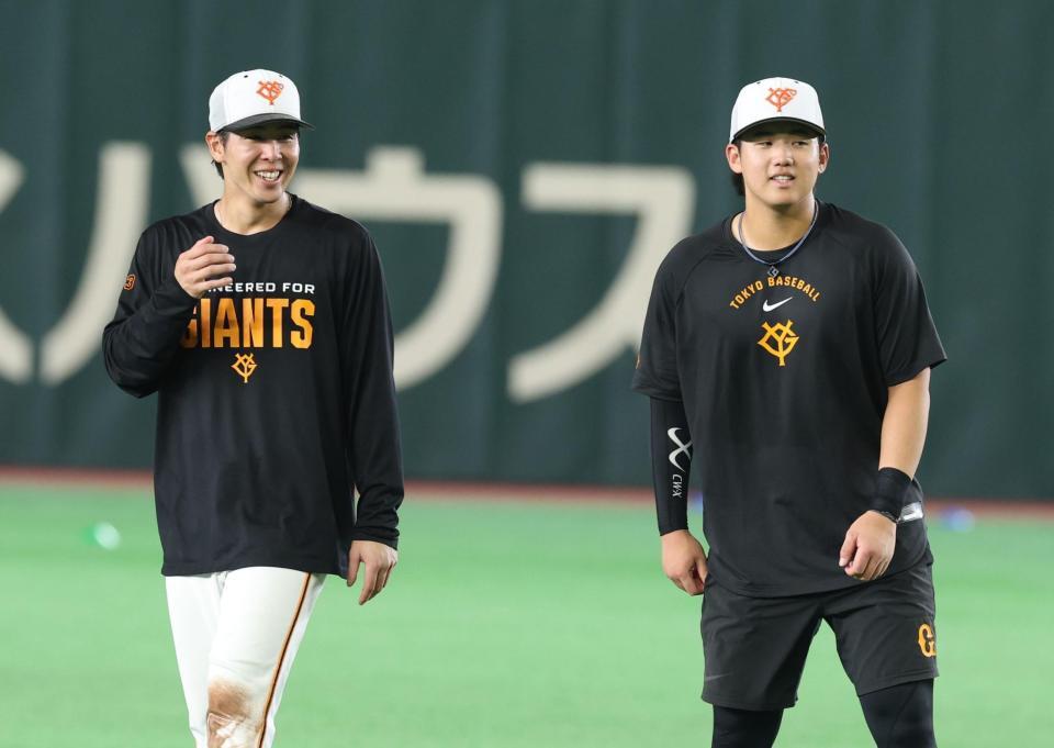 １軍に合流した小浜（左）、石塚（撮影・金田祐二）