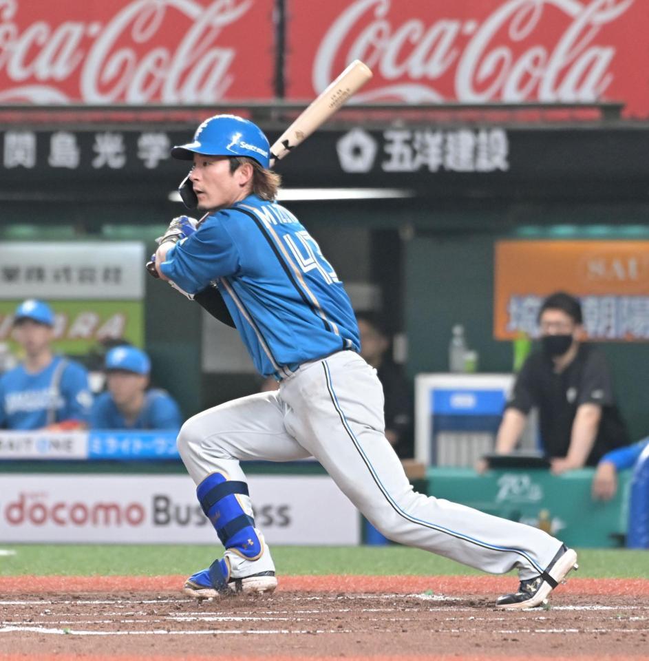 ２回、中前適時打を放つ水野（撮影・持木克友）