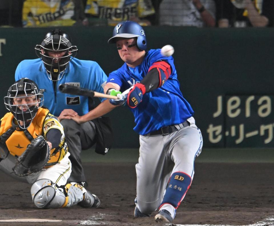 ７回、同点二塁打を放つ牧（撮影・飯室逸平）