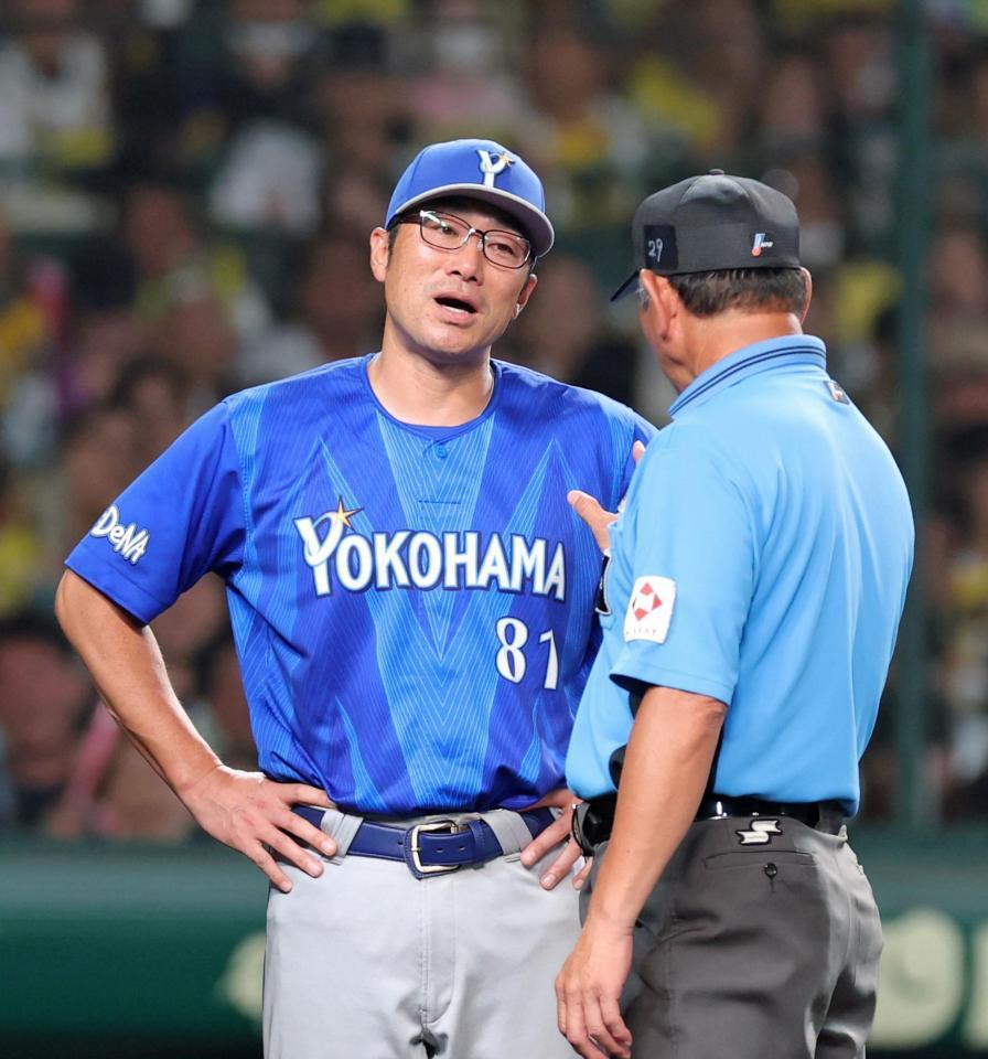 ６回、リプレー検証で判定が変わり審判に確認する相川監督（撮影・立川洋一郎）