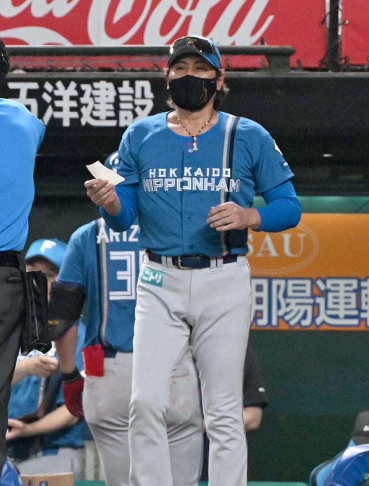 ６回の攻撃が終わり、選手交代を告げる新庄監督
