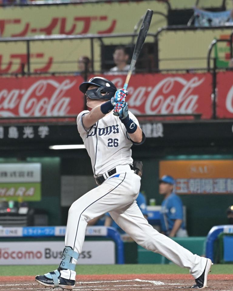 １０回、サヨナラホームランを放つネビン（撮影・持木克友）
