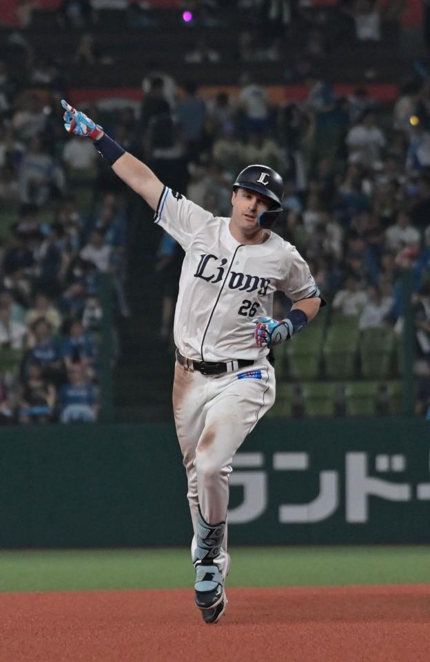 １０回、サヨナラホームランを放ち手を高く上げるネビン（撮影・持木克友）