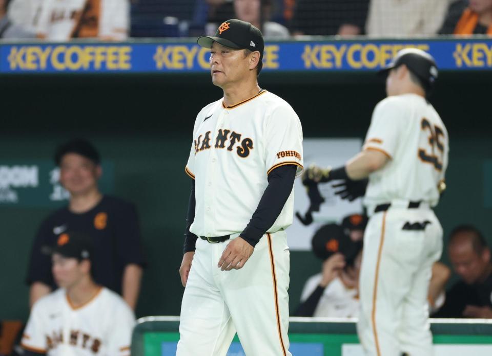 厳しい表情で選手高交代を告げる橋上監督代行（撮影・金田祐二）