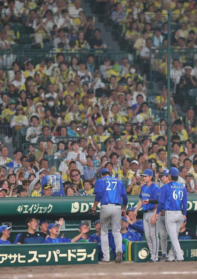 ５回、途中降板となりスタンドからの拍手の中、ベンチへ引き揚げる藤浪（２７）＝撮影・立川洋一郎