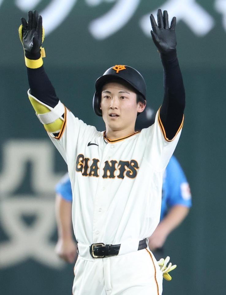 １回、二塁打を放ち、ポーズをとる浦田
