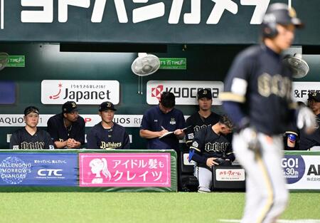 ソフトバンクに大敗し、ぼうぜんとするオリックスの選手たち