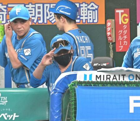 サインを送る新庄監督（撮影・持木克友）